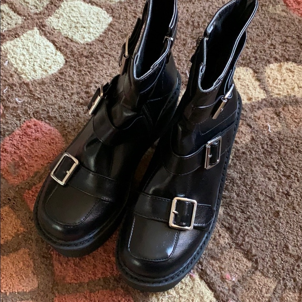 Size 7 platform boot